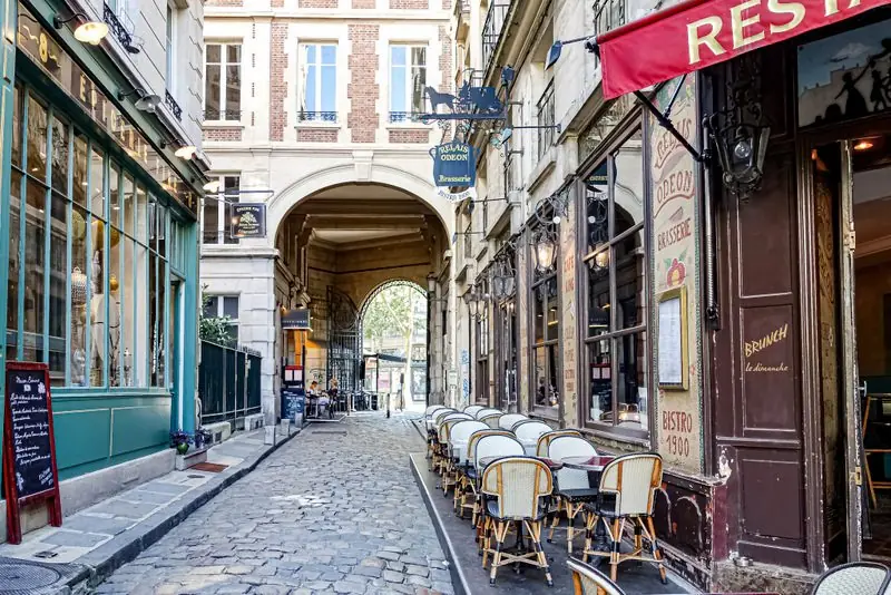 Le passage du Commerce (cour du Commerce-Saint-André), pavé et bordé de cafés