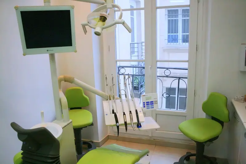 Salle de soins avec porte-fenêtre et balcon